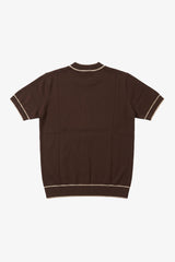 Bruin gebreid T-shirt voor heren, normale pasvorm, ronde hals met contrasterende bies.