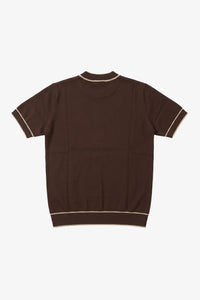 Bruin gebreid T-shirt voor heren, normale pasvorm, ronde hals met contrasterende bies.