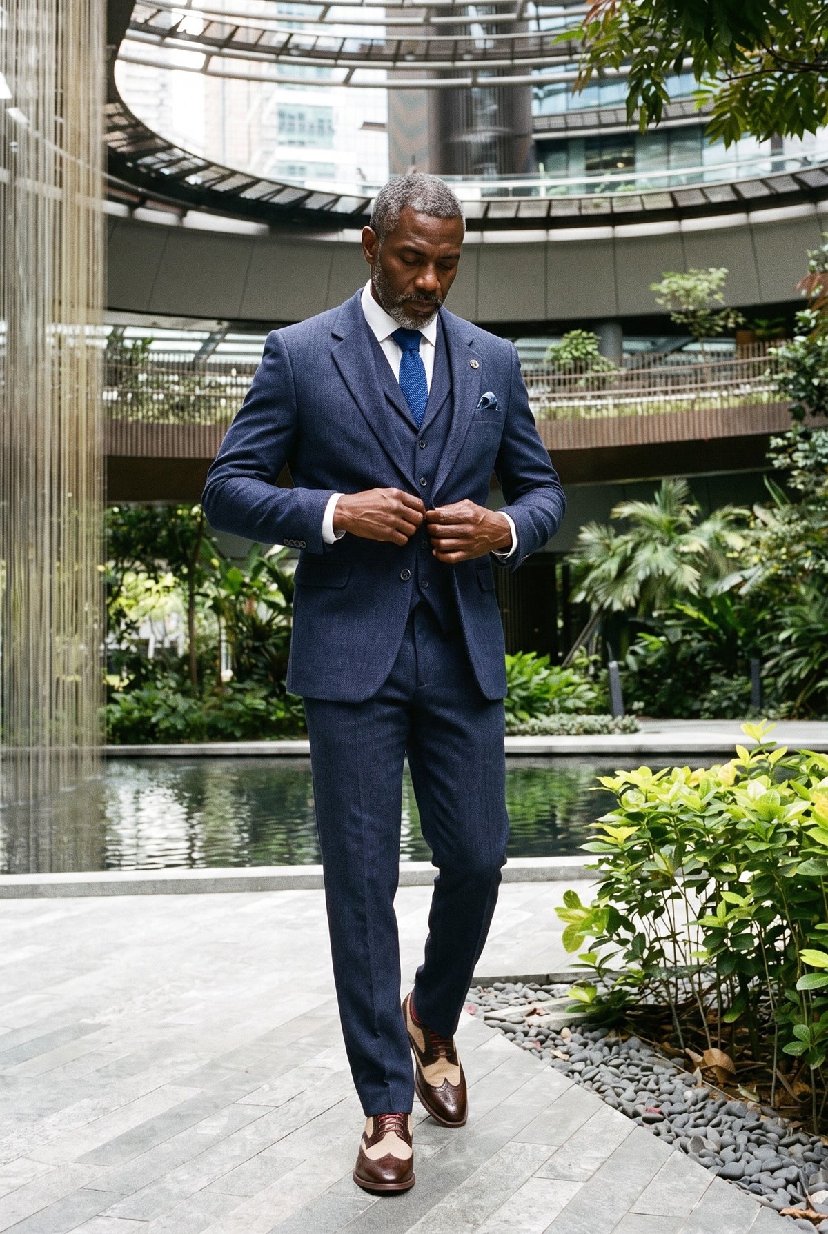 Look #988 styled with Marineblauw driedelig tweedpak met visgraatmotief voor heren
