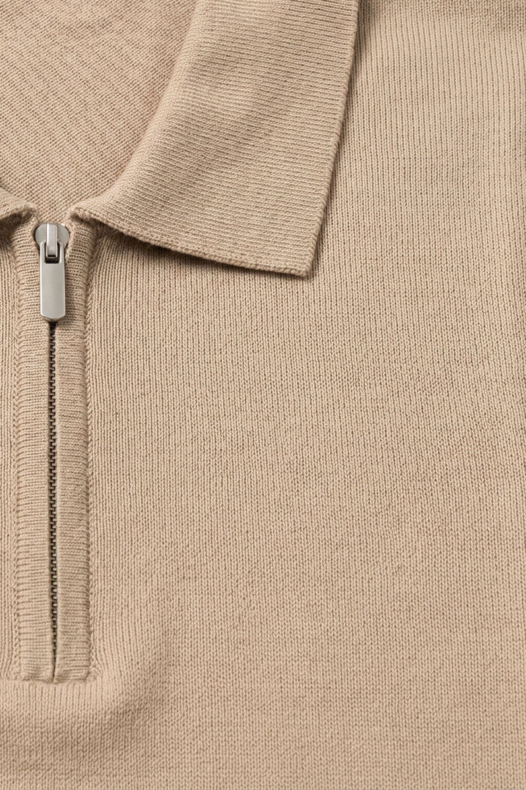 Beige gebreide polo met ritssluiting in de hals voor heren