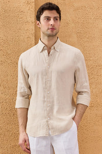Beige herenoverhemd van puur linnen met lange mouwen en knoopsluiting, zomeroverhemd