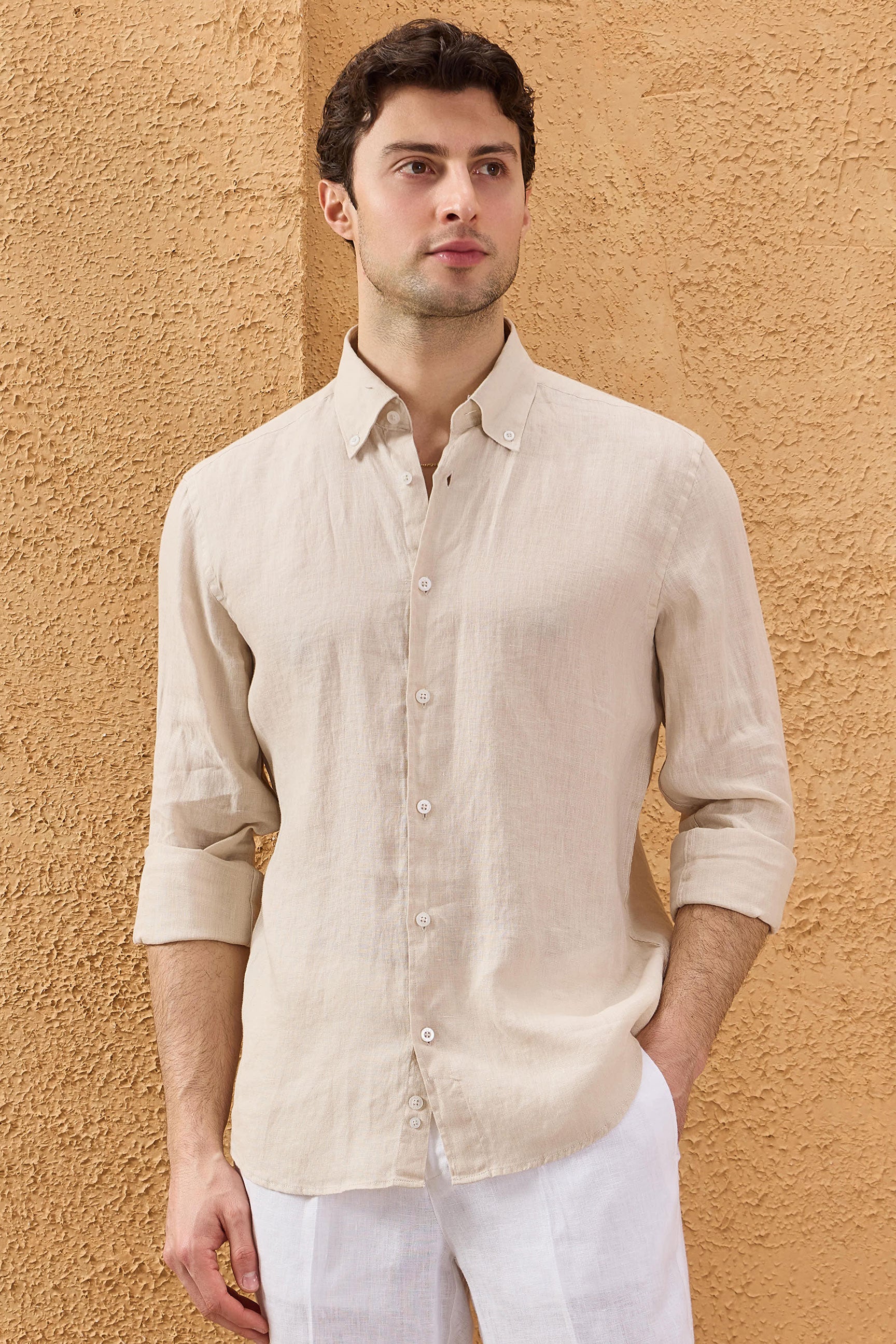 Beige herenoverhemd van puur linnen met lange mouwen en knoopsluiting, zomeroverhemd