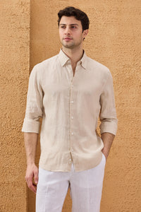 Beige herenoverhemd van puur linnen met lange mouwen en knoopsluiting, zomeroverhemd