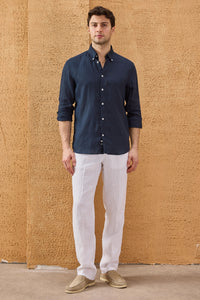 Marineblauwe herenoverhemd van puur linnen met lange mouwen en knoopsluiting voor de zomer.