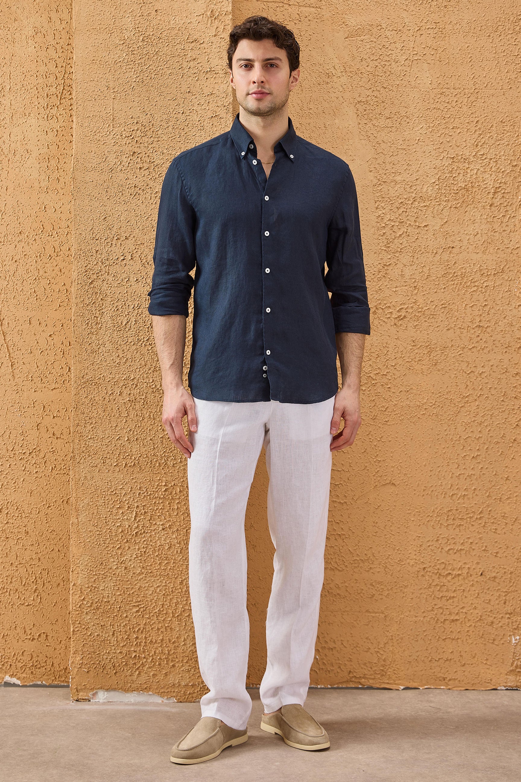Marineblauwe herenoverhemd van puur linnen met lange mouwen en knoopsluiting voor de zomer.