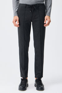 Herenpantalon met trekkoord in taupe- en antracietkleur, getailleerde pasvorm en taps toelopende pijpen.