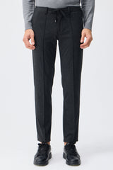 Herenpak bestaande uit een blazer en een broek van zachte, antracietkleurige jersey in smart casual stijl.