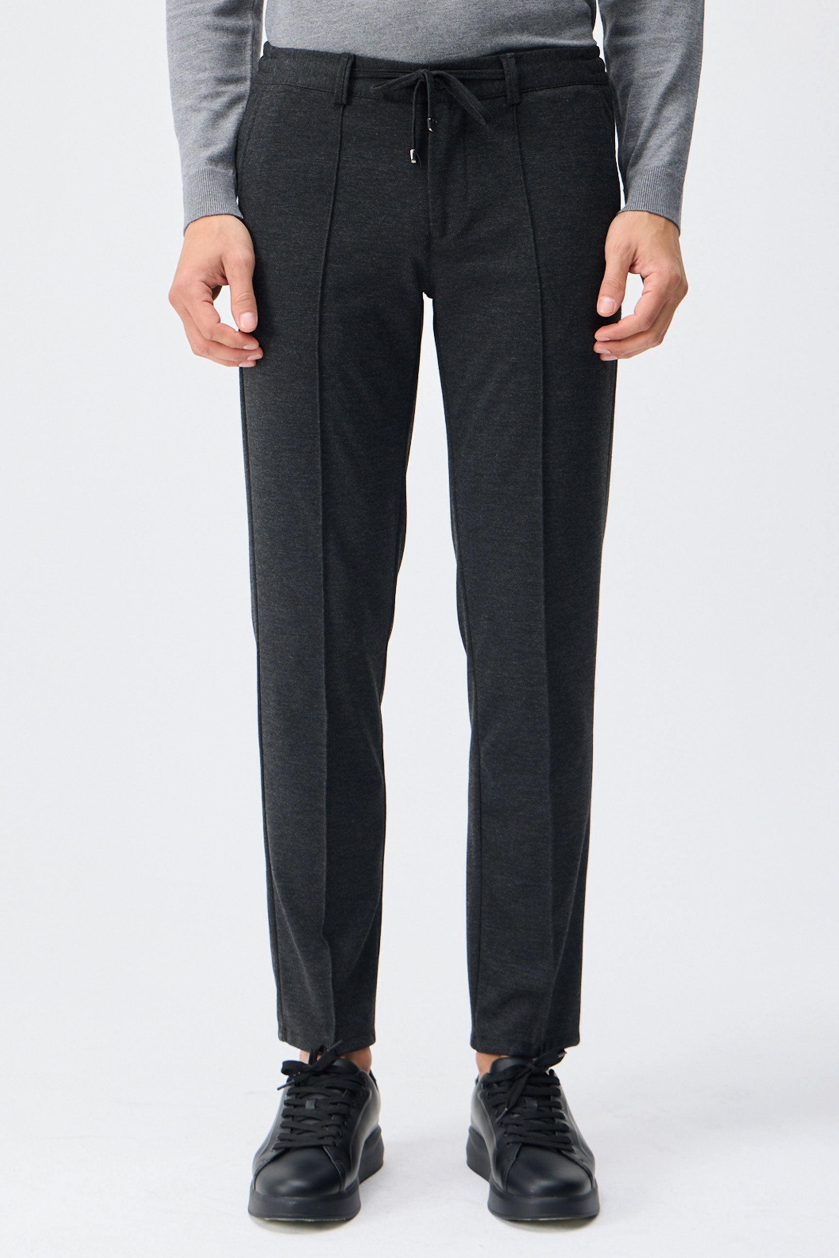 Herenpak bestaande uit een blazer en een broek van zachte, antracietkleurige jersey in smart casual stijl.