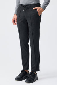 Herenpantalon met trekkoord in taupe- en antracietkleur, getailleerde pasvorm en taps toelopende pijpen.