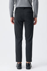 Herenpak bestaande uit een blazer en een broek van zachte, antracietkleurige jersey in smart casual stijl.