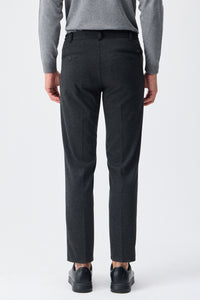 Herenpak bestaande uit een blazer en een broek van zachte, antracietkleurige jersey in smart casual stijl.