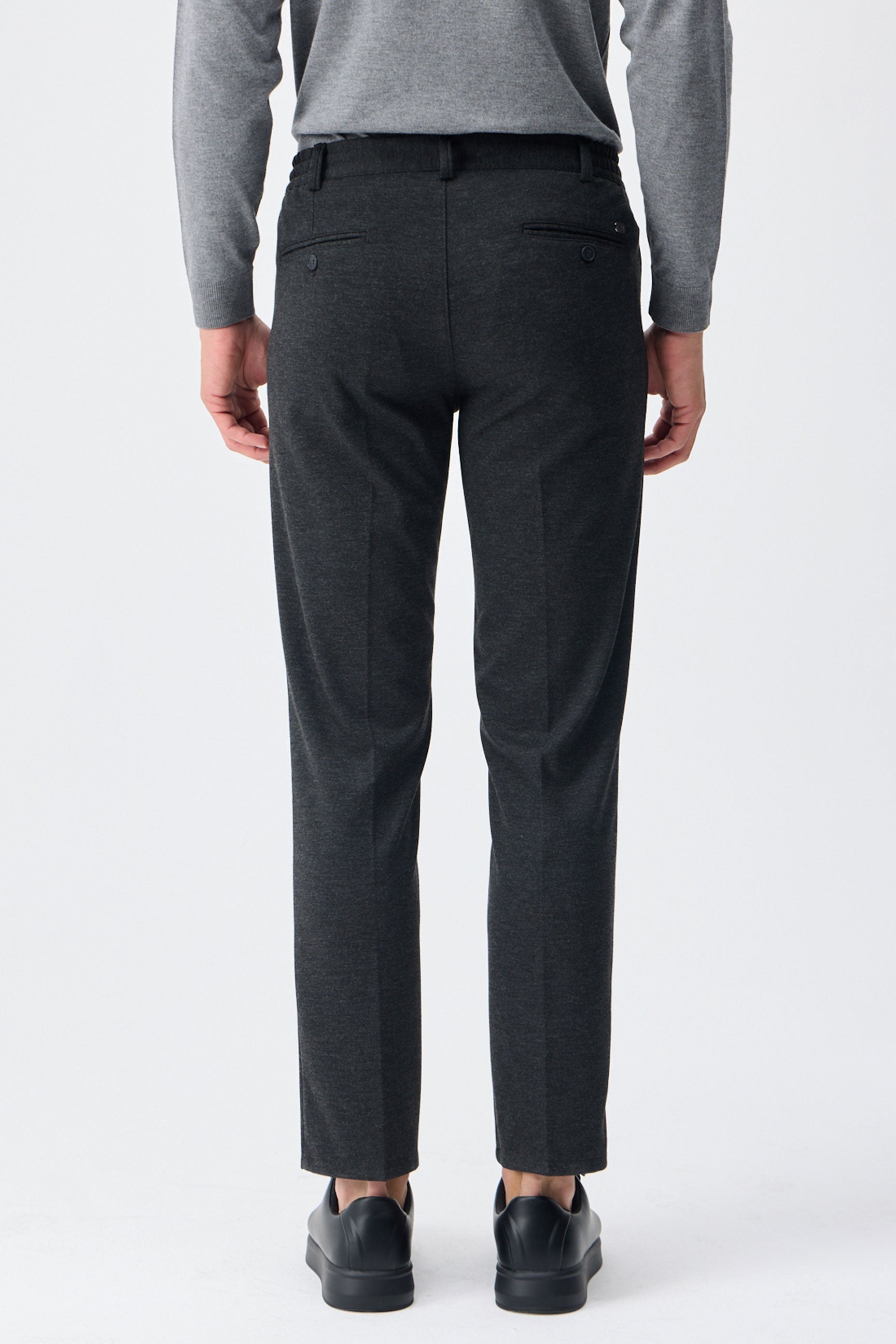 Herenpak bestaande uit een blazer en een broek van zachte, antracietkleurige jersey in smart casual stijl.