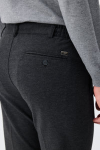 Herenpantalon met trekkoord in taupe- en antracietkleur, getailleerde pasvorm en taps toelopende pijpen.