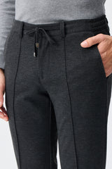 Herenpantalon met trekkoord in taupe- en antracietkleur, getailleerde pasvorm en taps toelopende pijpen.