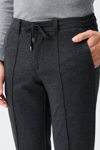 Herenpantalon met trekkoord in taupe- en antracietkleur, getailleerde pasvorm en taps toelopende pijpen.