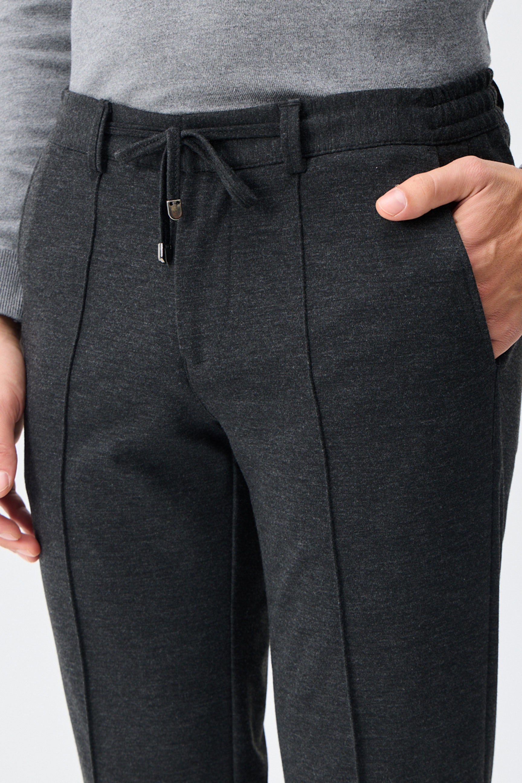 Herenpantalon met trekkoord in taupe- en antracietkleur, getailleerde pasvorm en taps toelopende pijpen.