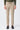 Herenbroek met trekkoord in taupe- of havermoutbeige kleur, getailleerde pasvorm en taps toelopende pasvorm.