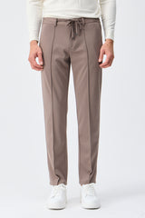 Herenpak bestaande uit een blazer en een broek van zachte, bruine jersey in smart casual stijl.