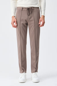 Herenpak bestaande uit een blazer en een broek van zachte, bruine jersey in smart casual stijl.