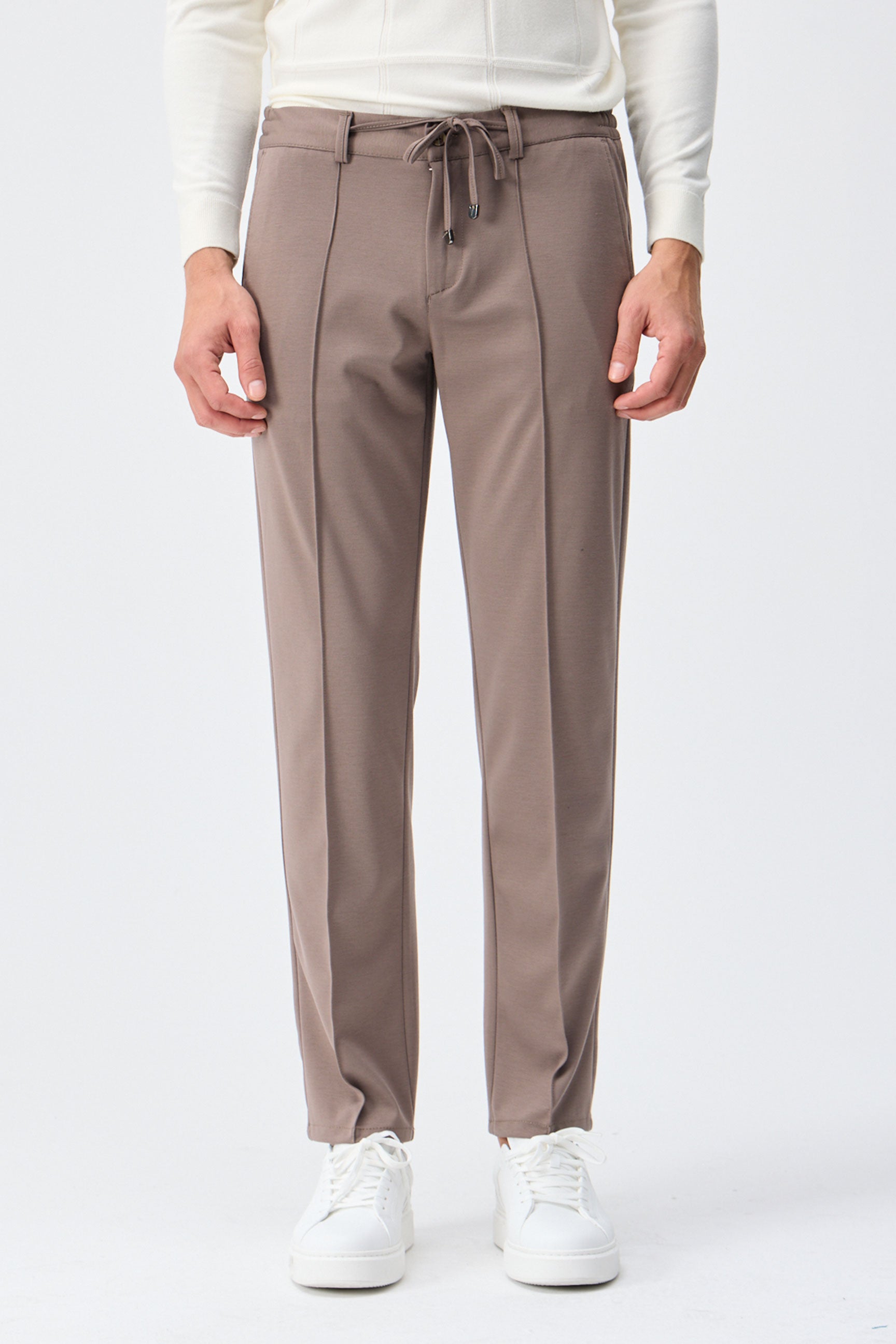 Herenpak bestaande uit een blazer en een broek van zachte, bruine jersey in smart casual stijl.