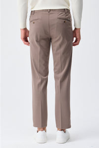 Herenpak bestaande uit een blazer en een broek van zachte, bruine jersey in smart casual stijl.