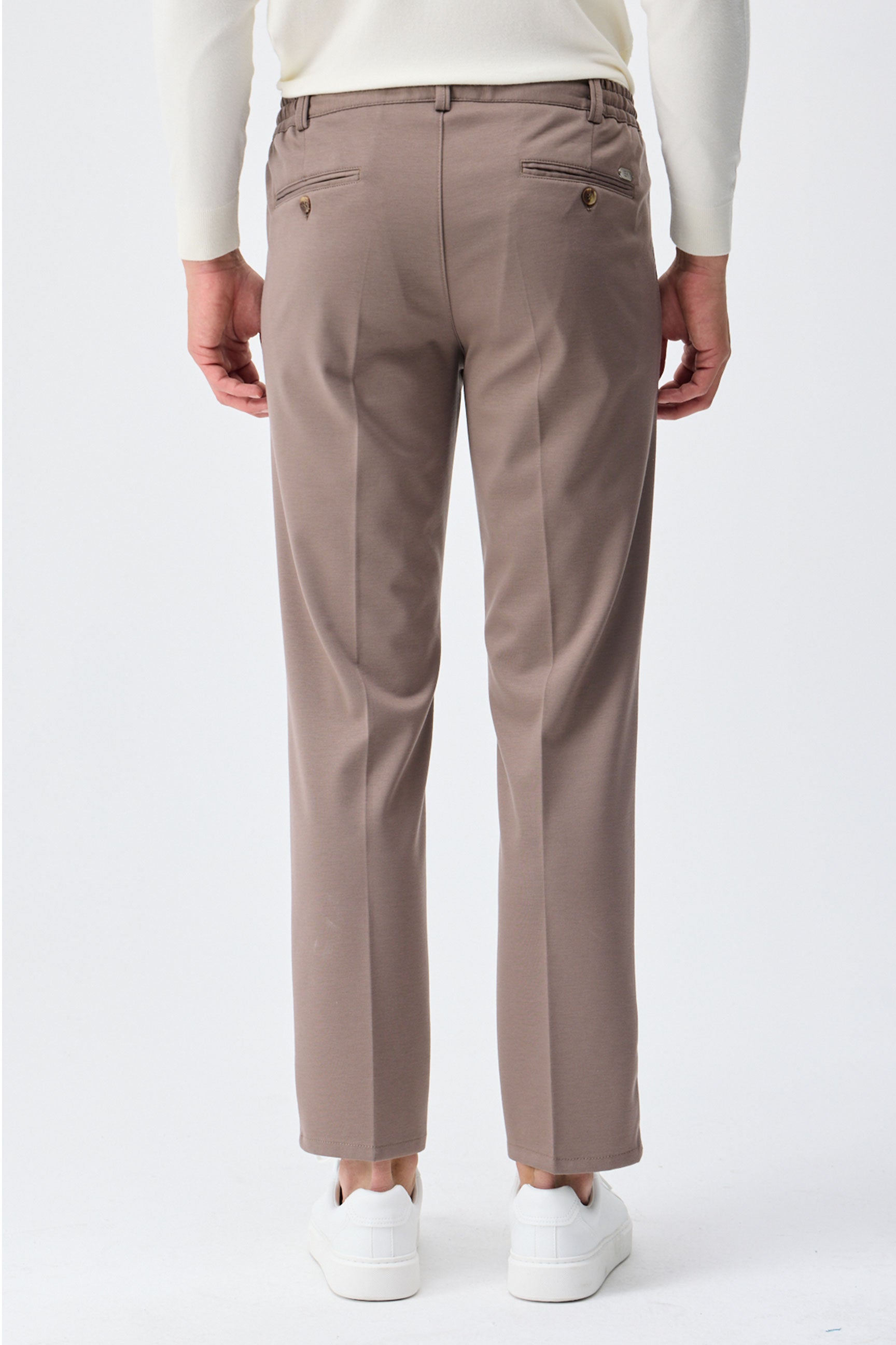 Herenpak bestaande uit een blazer en een broek van zachte, bruine jersey in smart casual stijl.