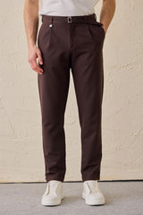 Bruine geplooide Gurkha-broek voor heren, verstelbare taille, getailleerde pasvorm.