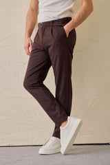 Bruine geplooide Gurkha-broek voor heren, verstelbare taille, getailleerde pasvorm.