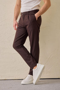 Bruine geplooide Gurkha-broek voor heren, verstelbare taille, getailleerde pasvorm.