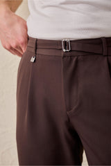 Bruine geplooide Gurkha-broek voor heren, verstelbare taille, getailleerde pasvorm.