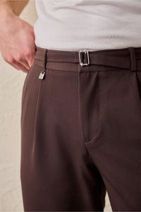 Bruine geplooide Gurkha-broek voor heren, verstelbare taille, getailleerde pasvorm.