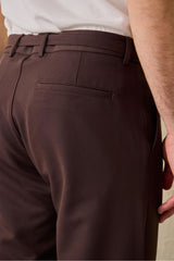 Bruine geplooide Gurkha-broek voor heren, verstelbare taille, getailleerde pasvorm.