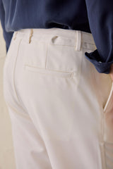 Crèmekleurige geplooide Gurkha-broek voor heren, verstelbare taille, getailleerde pasvorm.