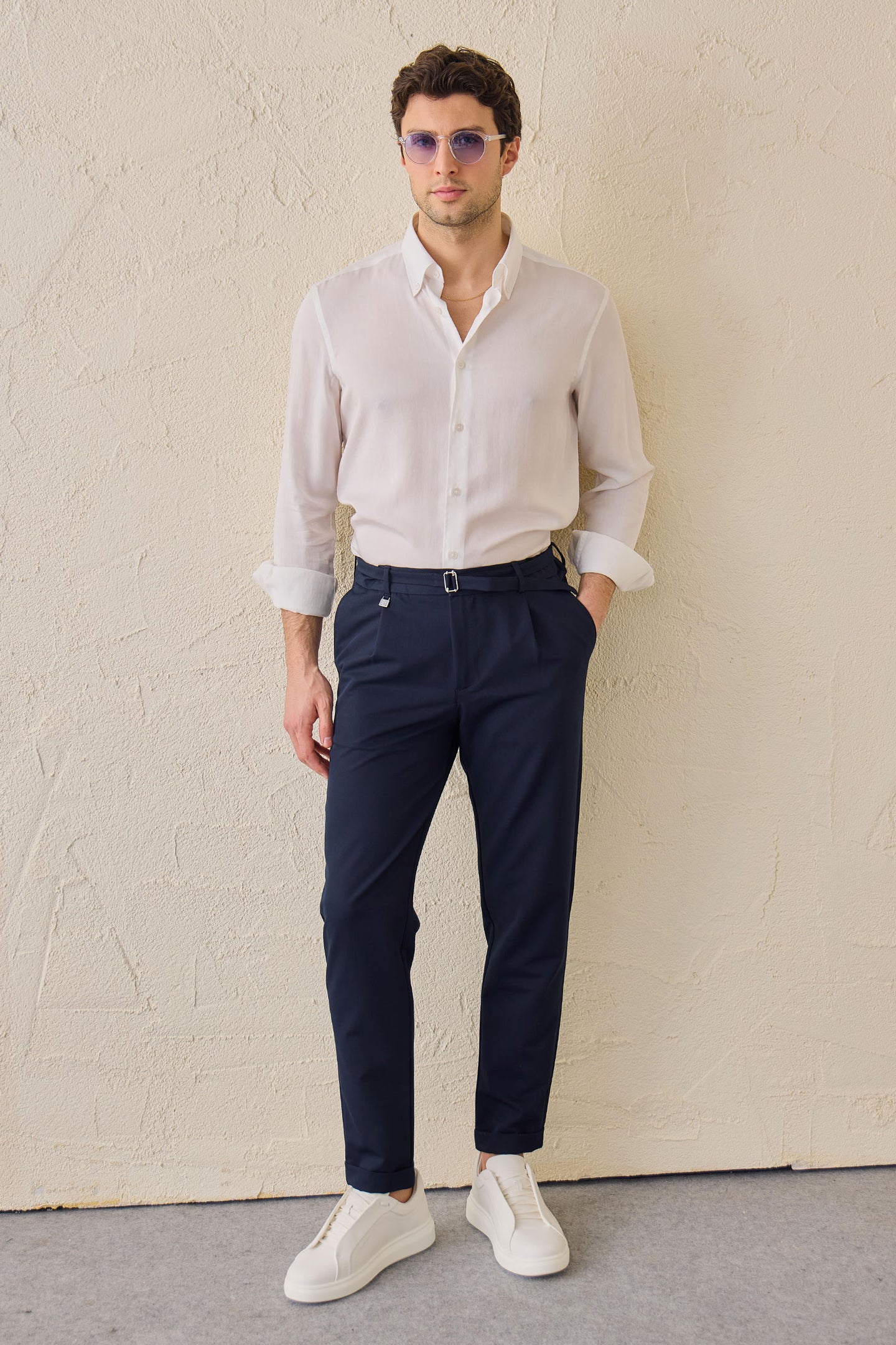 Marineblauwe geplooide Gurkha-broek voor heren, verstelbare taille, getailleerde pasvorm.