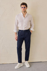 Marineblauwe geplooide Gurkha-broek voor heren, verstelbare taille, getailleerde pasvorm.