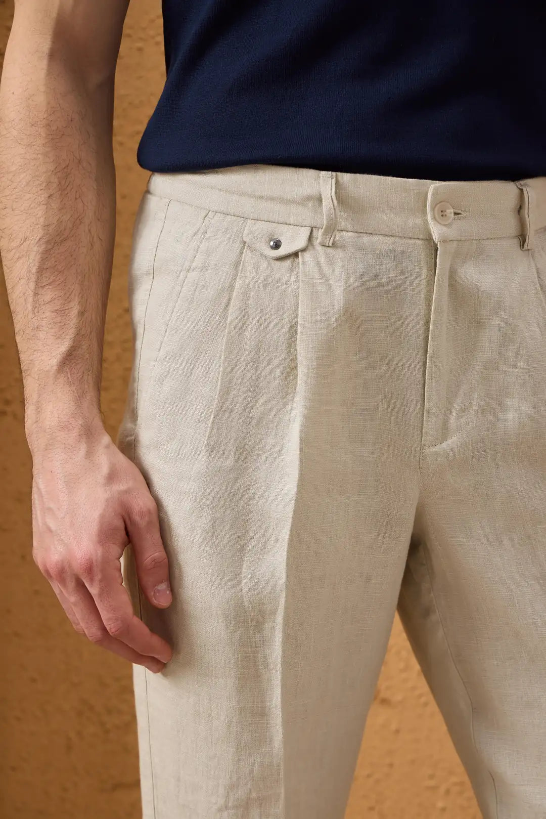 Beige herenbroek van 100% linnen met plooien en trekkoord, relaxte rechte pasvorm.