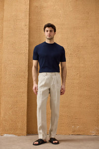 Beige herenbroek van 100% linnen met plooien en trekkoord, relaxte rechte pasvorm.