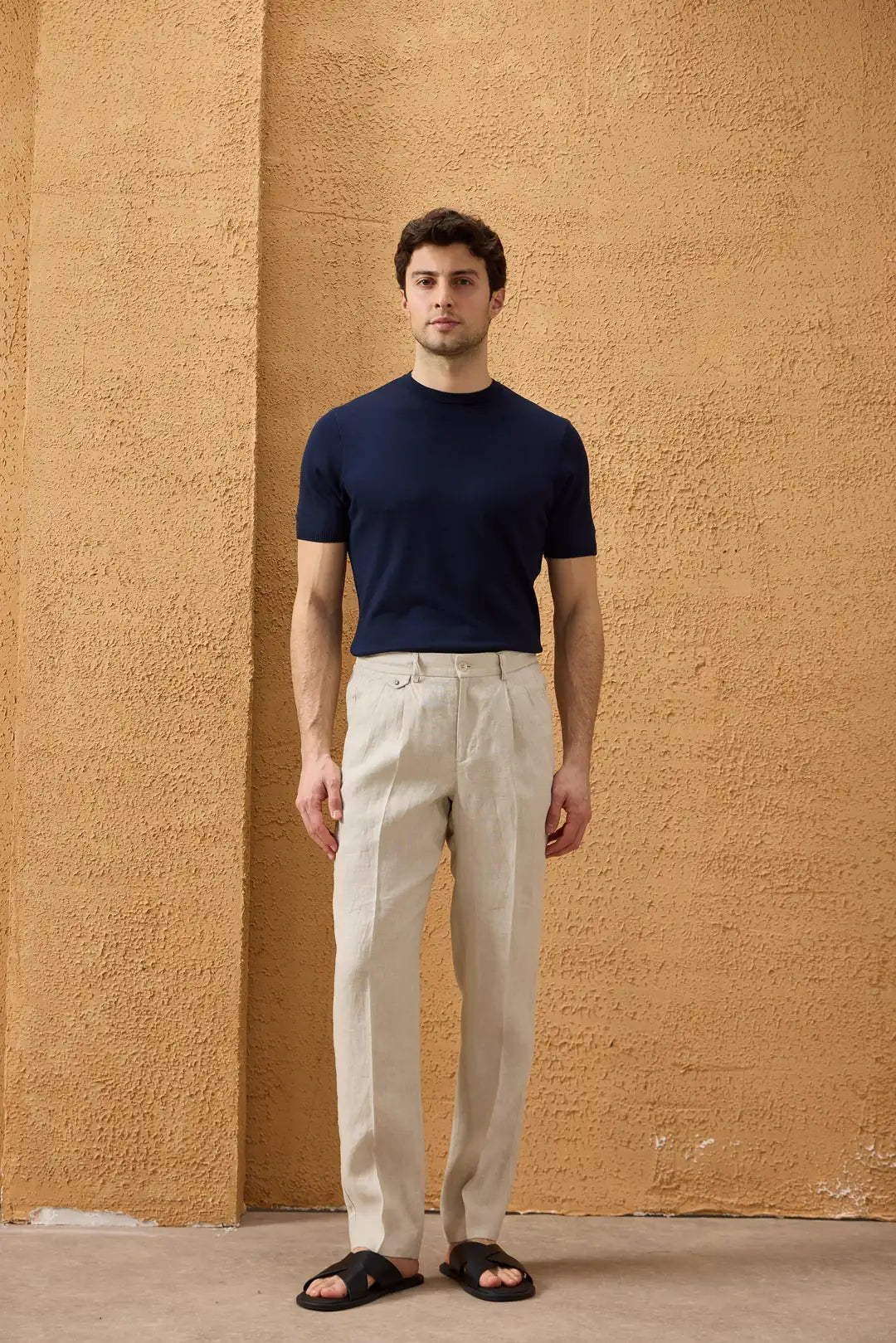 Beige linnen smart casual tweedelig herenpak met ritssluiting aan de voorkant, safari-stijl, zomer