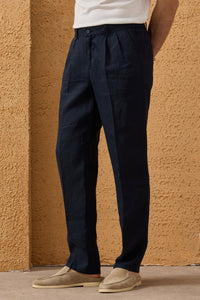 Marineblauwe linnen smart casual tweedelige herenpak met ritssluiting aan de voorkant in safaristijl voor de zomer