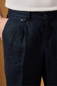Marineblauwe linnen smart casual tweedelige herenpak met ritssluiting aan de voorkant in safaristijl voor de zomer