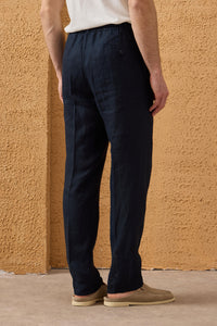 Marineblauwe linnen smart casual tweedelige herenpak met ritssluiting aan de voorkant in safaristijl voor de zomer