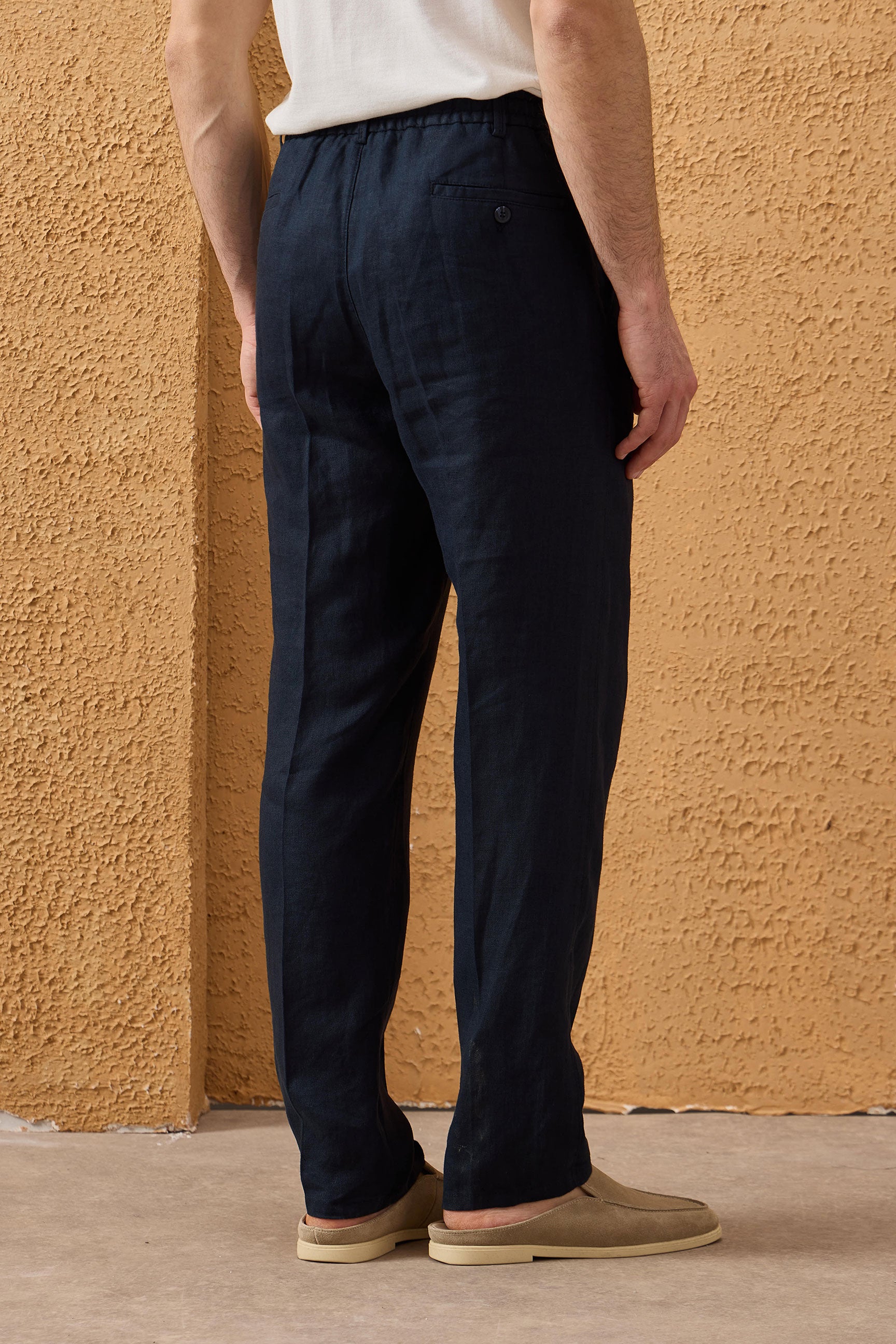 Marineblauwe linnen smart casual tweedelige herenpak met ritssluiting aan de voorkant in safaristijl voor de zomer