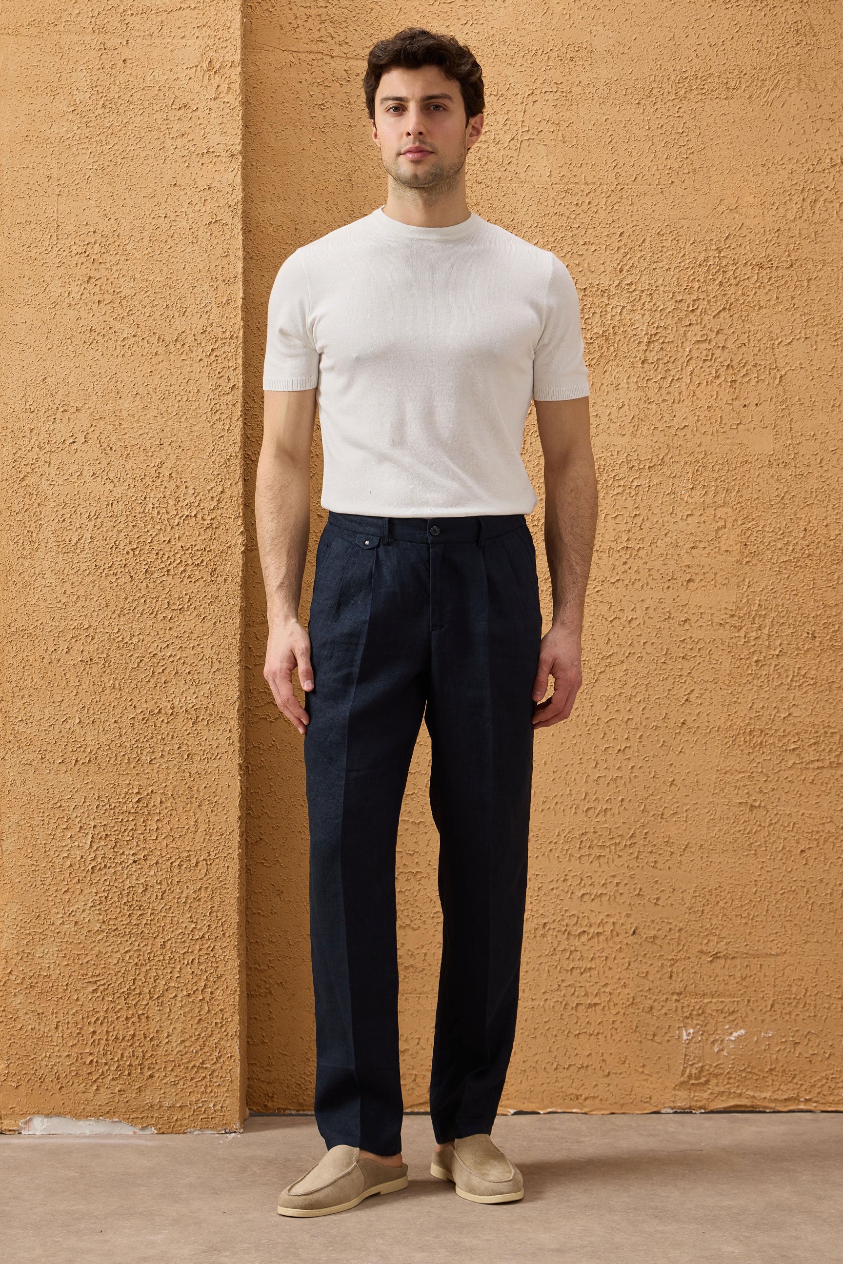 Marineblauwe linnen smart casual tweedelige herenpak met ritssluiting aan de voorkant in safaristijl voor de zomer