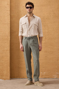 Saliegroen linnen smart casual tweedelig pak voor heren, met ritssluiting aan de voorkant, safari-stijl, zomer