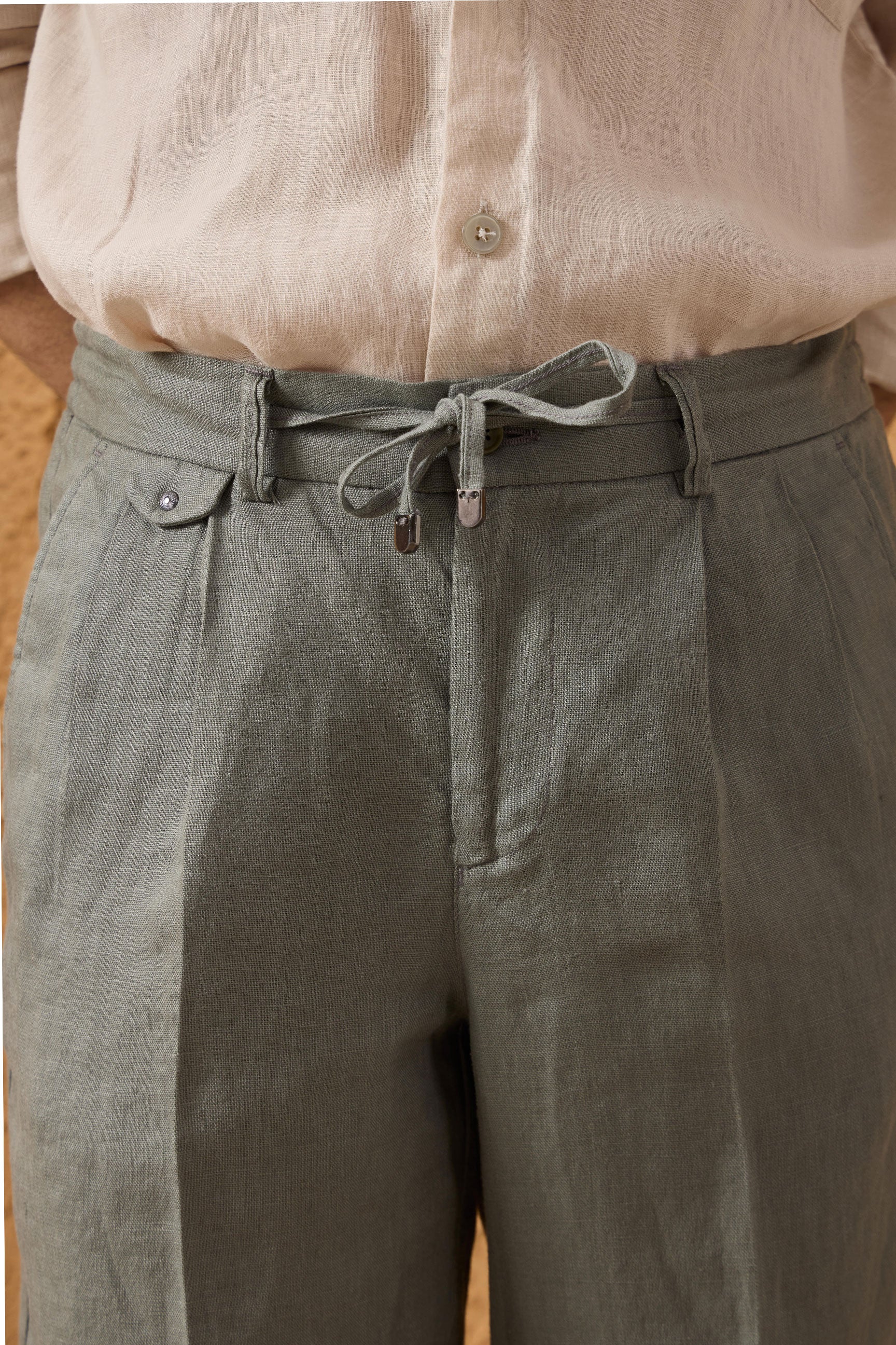 Saliegroen linnen smart casual tweedelig pak voor heren, met ritssluiting aan de voorkant, safari-stijl, zomer