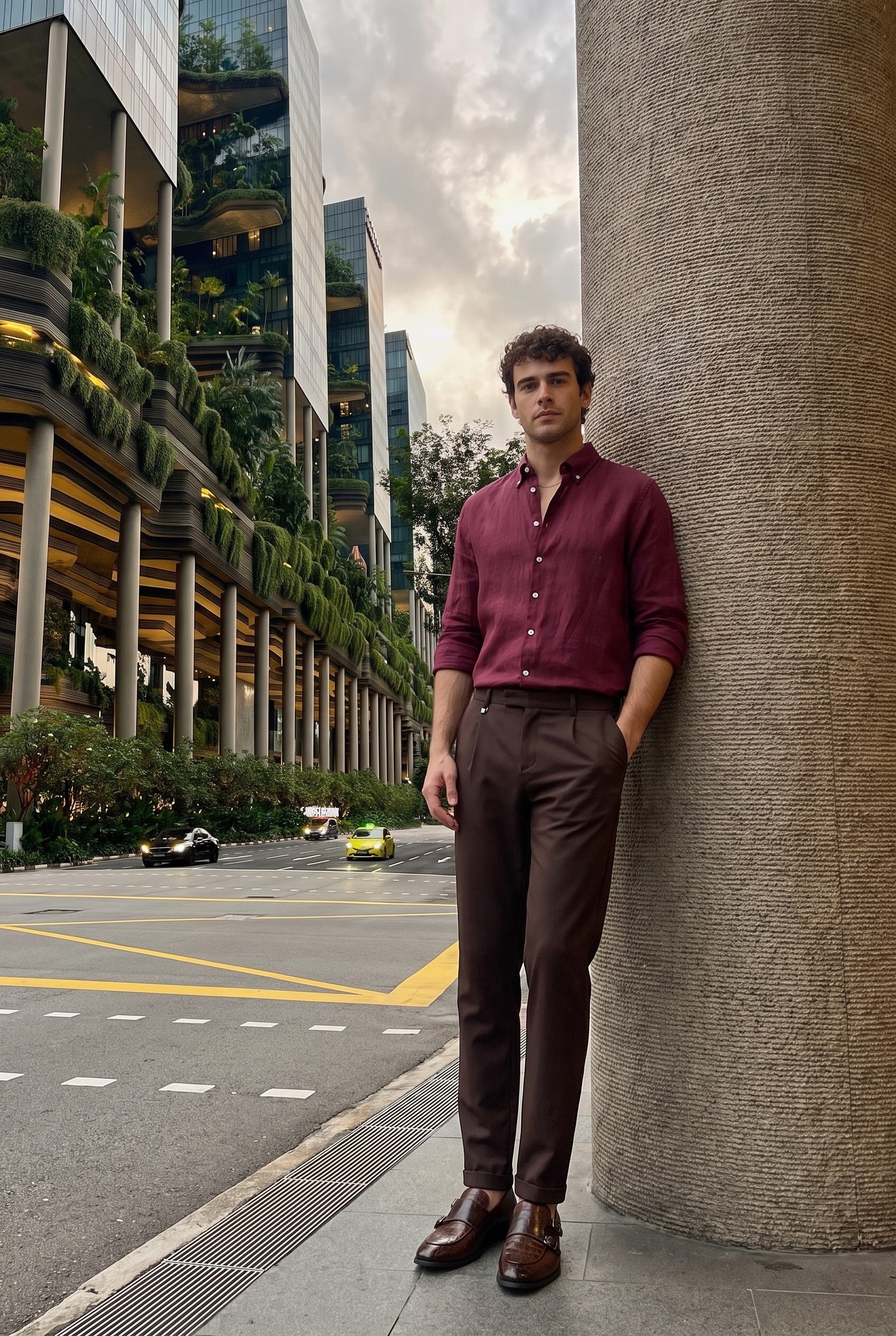 Look #894 styled with Bruine geplooide Gurkha-broek voor heren, verstelbare taille, getailleerde pasvorm.
