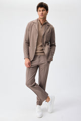 Herenpak bestaande uit een blazer en een broek van zachte, bruine jersey in smart casual stijl.