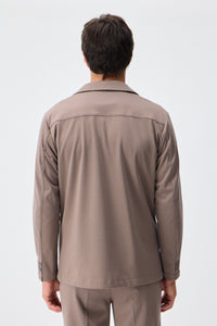 Herenpak bestaande uit een blazer en een broek van zachte, bruine jersey in smart casual stijl.