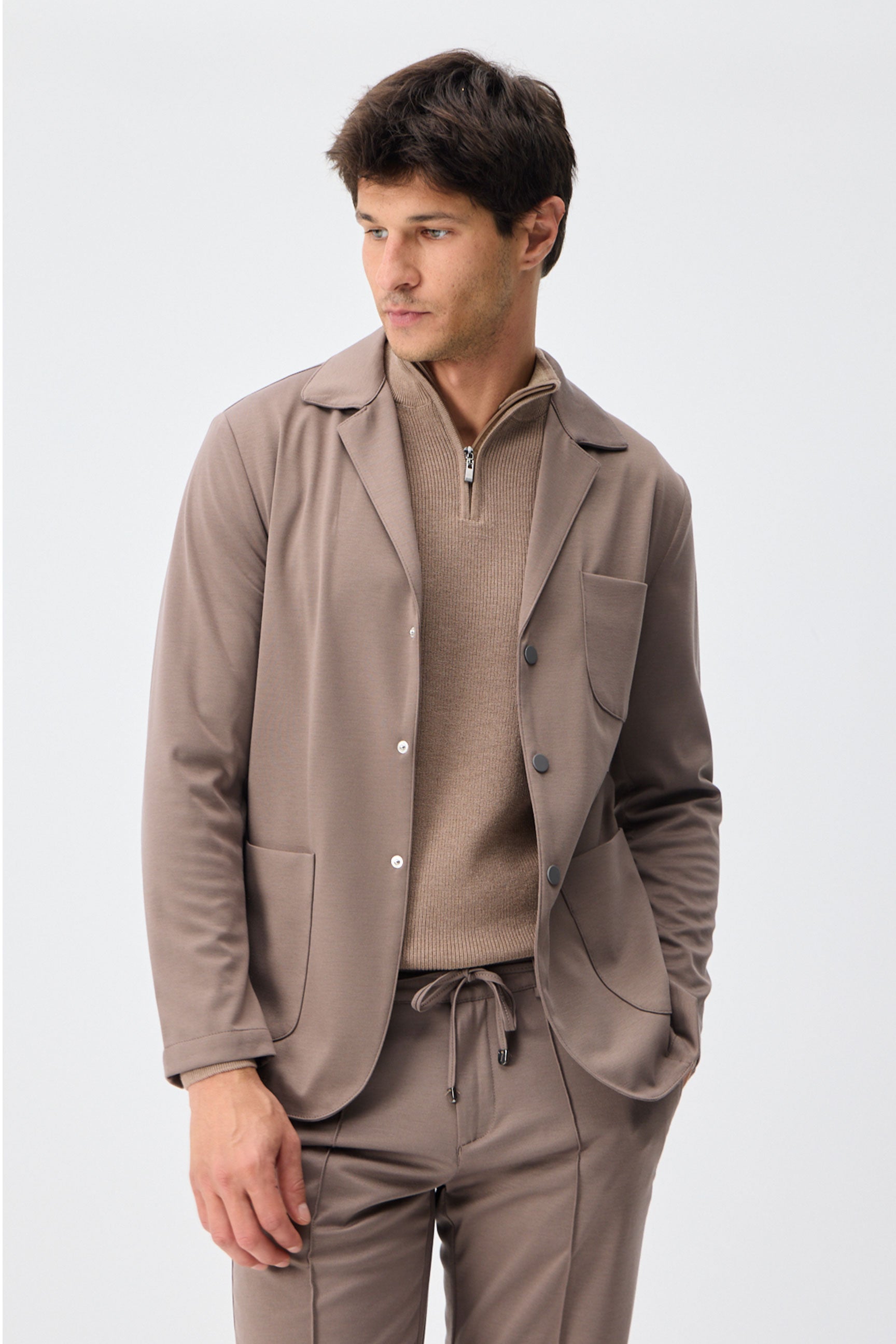 Herenpak bestaande uit een blazer en een broek van zachte, bruine jersey in smart casual stijl.