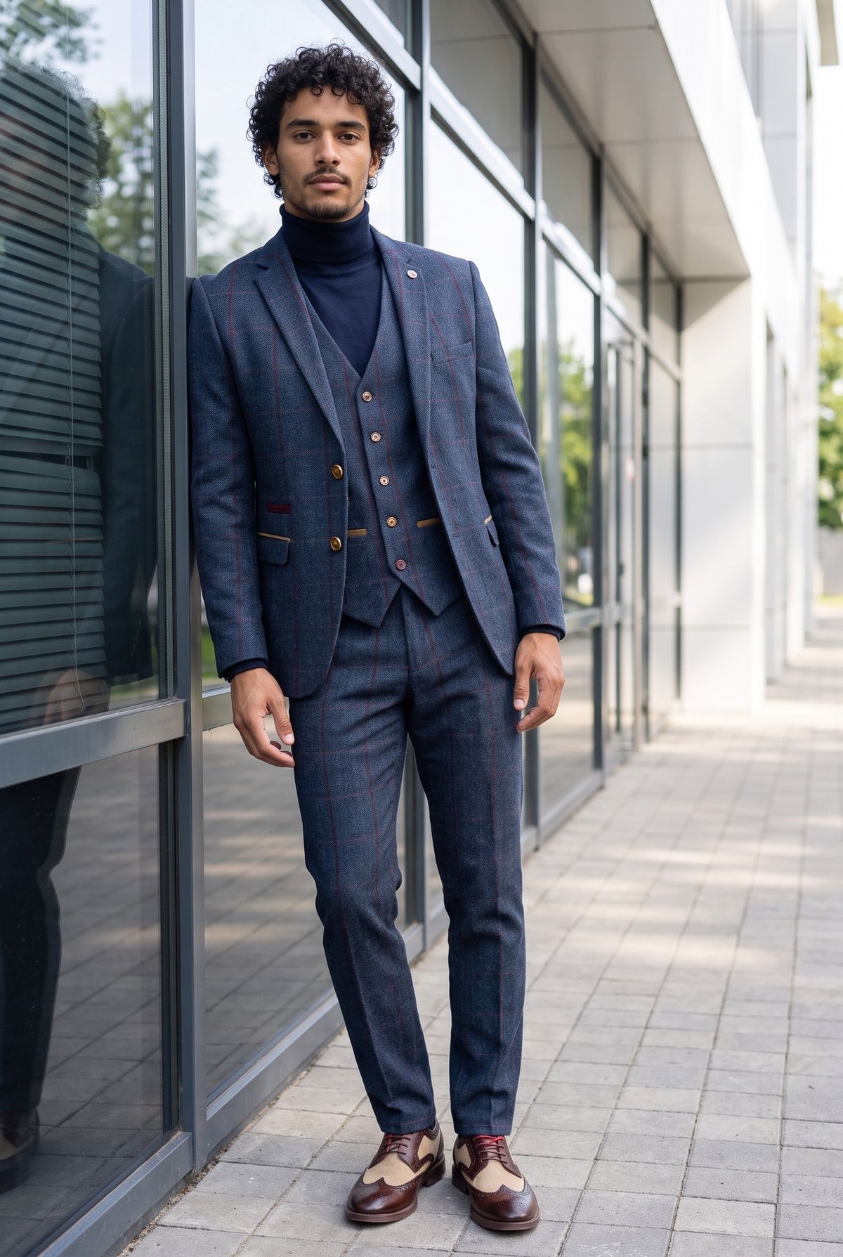 Look #646 styled with Marineblauwe coltrui voor heren, gemaakt van een zachte viscosemix met lange mouwen.